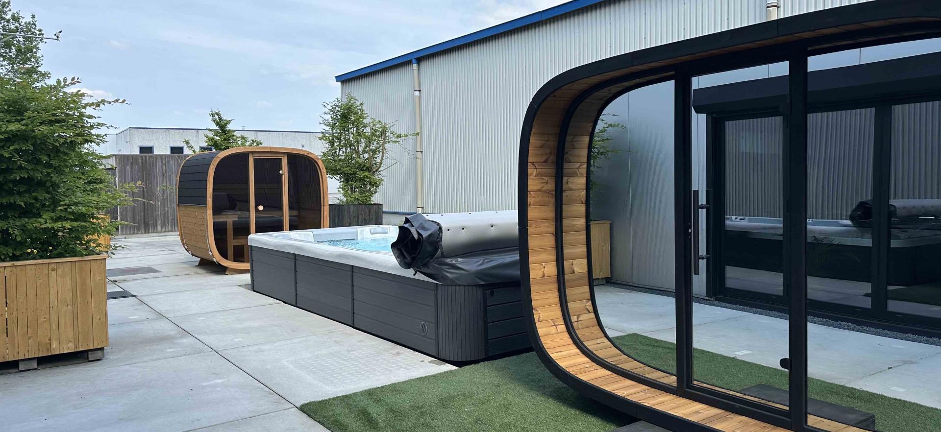 Ruime showroom en belevingstuin.