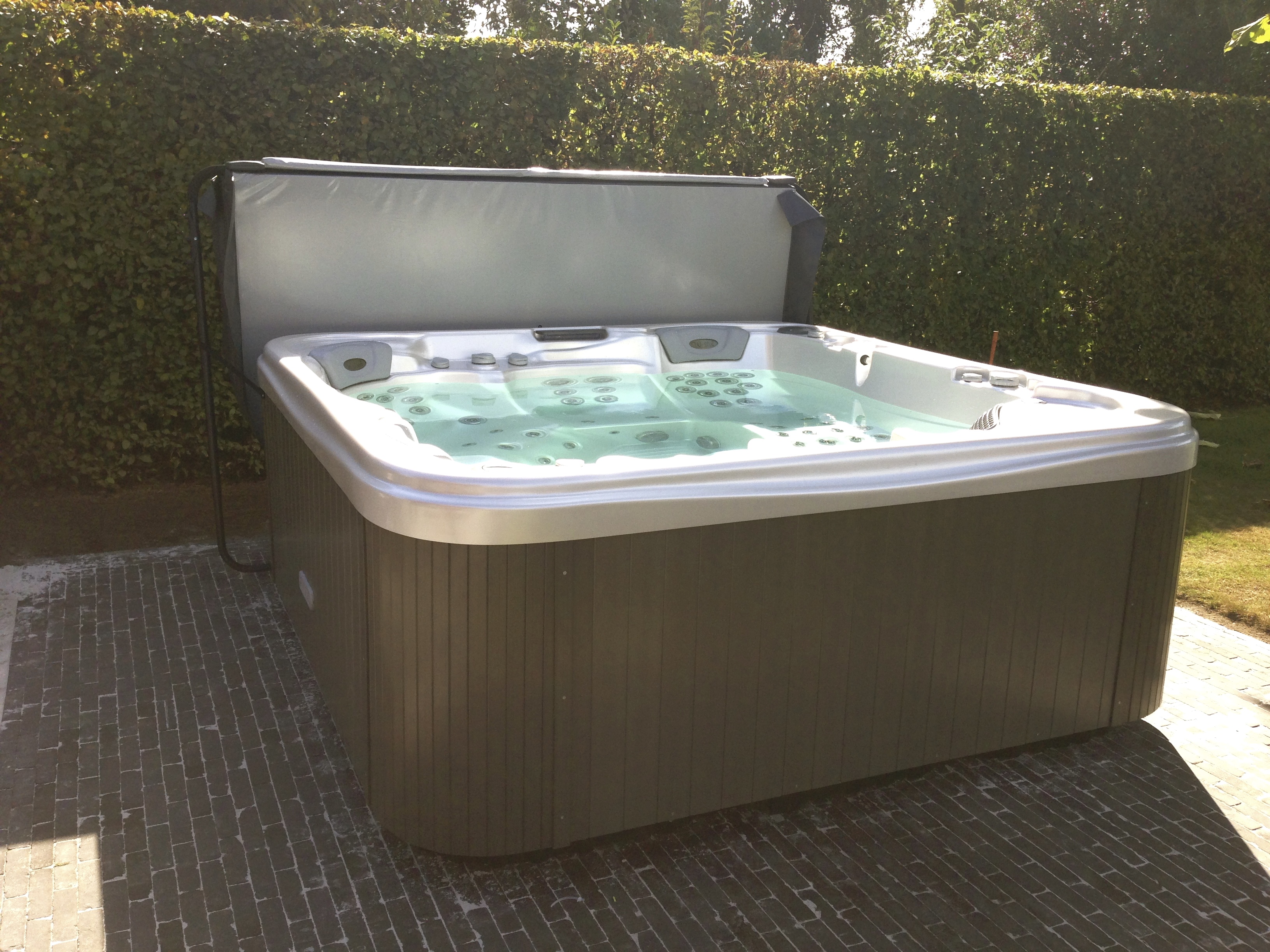 Wellis-spa-Everest-Lux-Mechelen-jacuzzi
